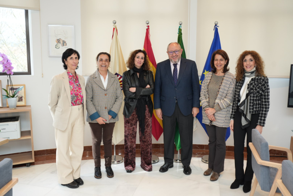 En el centro, la presidenta de Enresa y el rector con las representantes de ambas instituciones que participaron en la reunión.