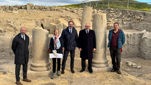 Autoridades posan junto a las columnas del templo romano republicano hallado en Ategua.