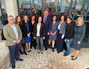 El rector y la vicerrectora, junto a otras integrantes del vicerrectorado y las autoridades políticas asistentes al acto.