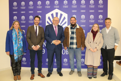 El rector y el presidente de ADECAN (centro) junto a representantes de la Facultad de Veterinaria y el vicerrector de Estudiantes y Cultura.