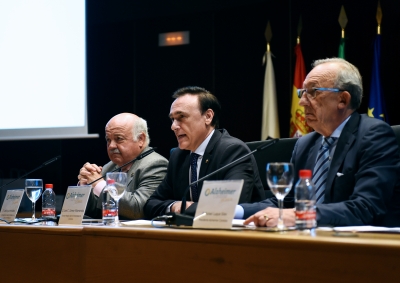 El rector da la bienvenida a los asistentes a la proyección del documental &quot;Vibraciones&quot;. Junto a él, el consejero de Salud y Familias, Jesús Aguirre Muñoz y el presidente de la Asociación &quot;San Rafael&quot; del Alzheimer y otras Demencias de Córdoba, Rafael Luque Siles. 