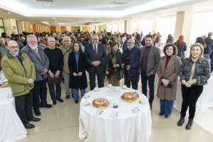 El rector junto al personal jubilado del campus que ha recibido una placa conmemorativa, y equipos de dirección de los centros universitarios.