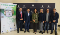 La vicerrectora Lourdes Arce junto a parte del comité organizador del congreso.