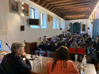 Vista del Salón de Grados de la facultad durante la celebración de una de las conferencias.