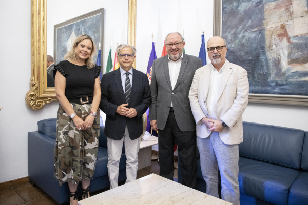 Representantes de ambas instituciones tras la firma del convenio.