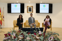 De izqda. a dcha.: Nuria Ceular, decana de la Facultad de Ciencias del Trabajo; José María Castellano-Martínez, director del TranslatourLab, y Carmen Balbuena, del Grupo de Investigación HUM-947 “Texto, Ciencia y Traducción”.