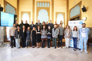 Foto de familia de autoridades y alumnado de los cursos de buceo científico.