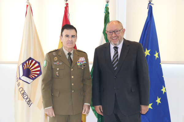 El general de dvisión Raimundo Rodríguez y el rector Manuel Torralbo.