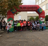 Salida de la carrera solidaria desde la puerta de la Escuela.