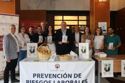 El rector, junto al equipo de la Dirección General de Salud, tras recoger su bolsa de fruta.