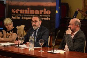 Cristian Segura, en el centro, junto a Antonia Parrado, madre de Julio Anguita Parrado, y Manuel Torres, director de la Cátedra UNESCO.