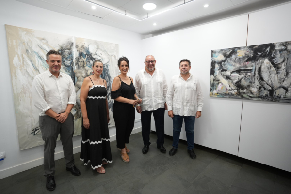 La artista Eva Vega rodeada de las autoridades que la acompañaron en la inauguración.