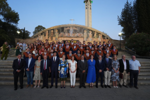 Foto de familia tras el acto de graduación.