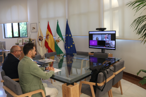 El rector y el decano de Veterinaria durante la reunión online.