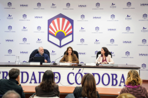 Manuel García, Lourdes Arce y Carmen Durán durante la presentación de la Cátedra.