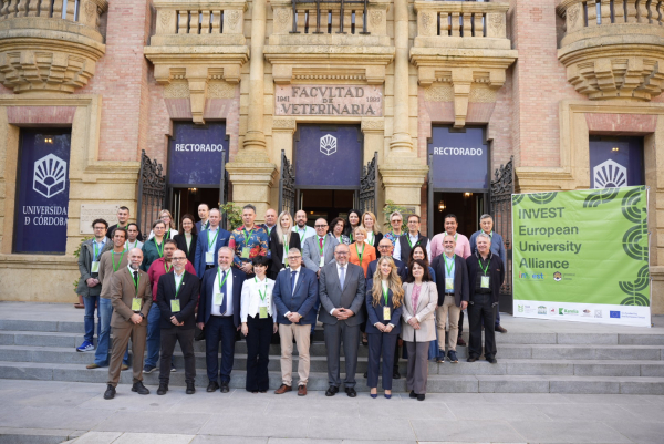 Foto de familia de participantes en la Asamblea de la Alianza Europea INVEST que se acoge la UCO