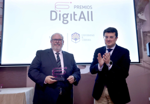 Sebastián Ventura recoge el premio de manos del director de ABC Córdoba, Francisco Poyatos.