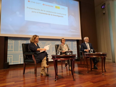 De izq. a dcha. Eloísa del Pino, Eva Alcón y Ángel Rivera
