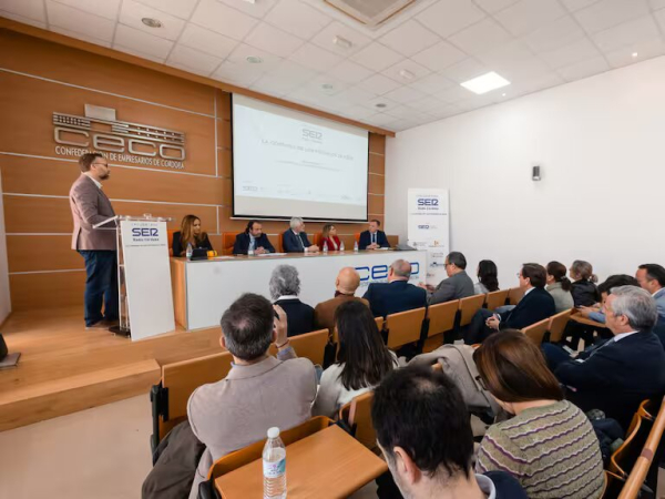 Un momento de la intervención del gerente de la UCO en la mesa redonda organizada por Radio Córdoba.