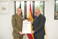 El rector entrega al teniente general García y García de las Hijas la distinción Abderramán III de la Universidad de Córdoba.