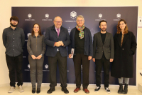 En el centro, Manuel Torralbo y Pedro García del Barrio, con la vicerrectora Amanda García y representantes de la Fundación Arquitectura Contemporánea. 