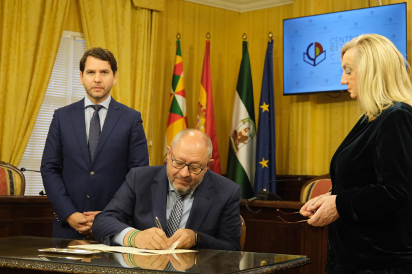 El rector Manuel Torralbo, en el momento de la firma del convenio.