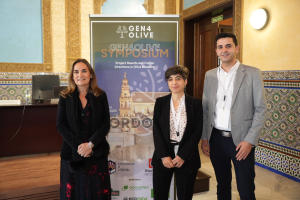 La vicerrectora de Política Científica, María José Polo, junto a la coordinadora y el gestor del proyecto, Concepción Muñoz y Hristofor Miho