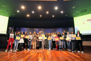 Imagen de las participantes del certamen, junto a autoridades y miembros del jurado