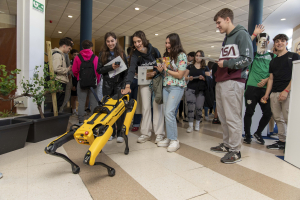 Estudiantes interaccionan con el robot de la ETSIAM.