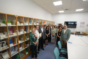 El rector durante su visita a la docimoteca, acompañado por personal de la facultad y de la biblioteca universitaria.