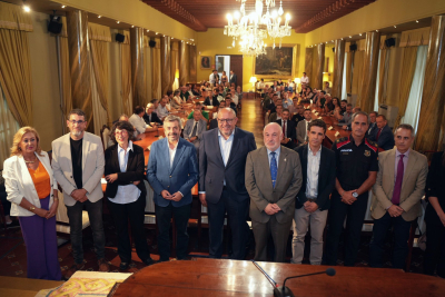 Autoridades y ponentes asistentes al foro.