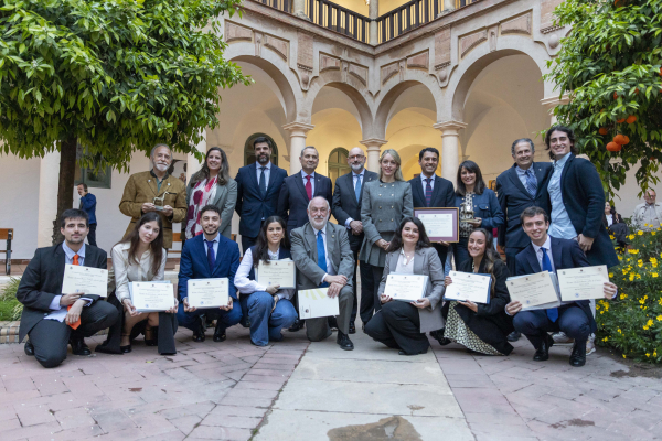 Foto de familia de autoridades, galardonadas y galardonados.