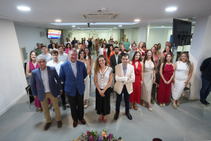 Foto de familia de autoridades y asistentes al acto de clausura.