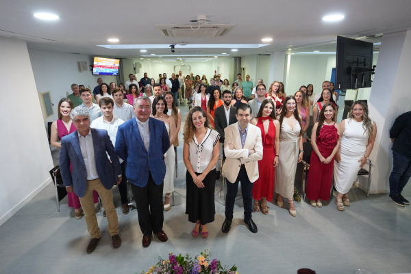 Foto de familia de autoridades y asistentes al acto de clausura.