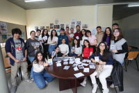 Estudiantes muestran algunos de los fanzines creados.