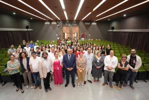 El rector junto al profesorado y alumnado participante.
