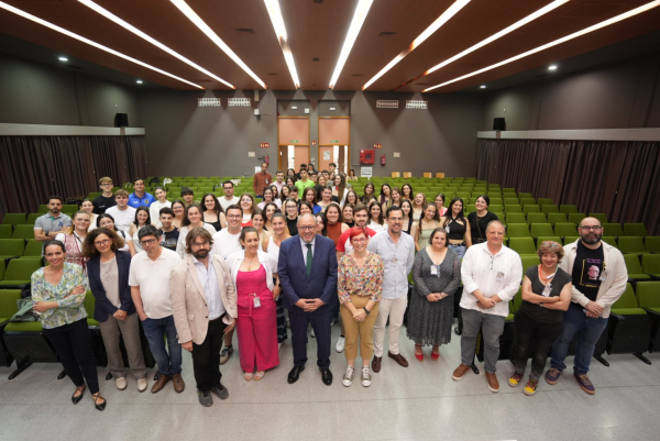 El rector junto al profesorado y alumnado participante.