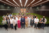 El rector junto al profesorado y alumnado participante.