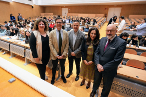 Autoridades participantes en la primera mesa celebrada en Derecho y CEE.