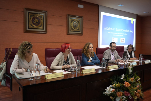 La decana de la Facultad de Ciencias de la Educación y Psicología da la bienvenida al estudiantado del máster.