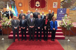 Premiados Tomás de Aquino junto a autoridades académicas.