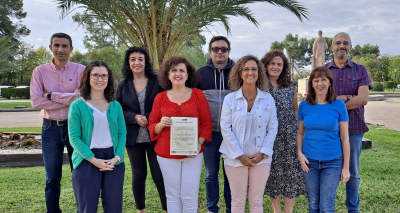 El equipo del Decanato de la Facultad de Ciencias posa con la acreditación del máximo nivel del Programa Trébol.