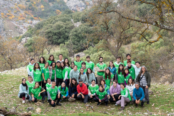 Foto de familia de participantes en la actividad del Programa de Voluntariado Ambiental.