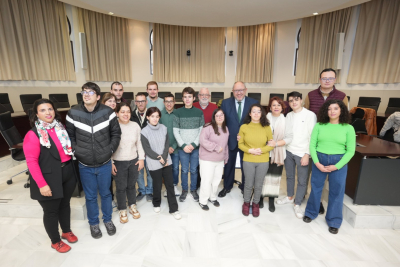 El rector junto al alumnado de UCOincluye poco antes de ser entrevistado.