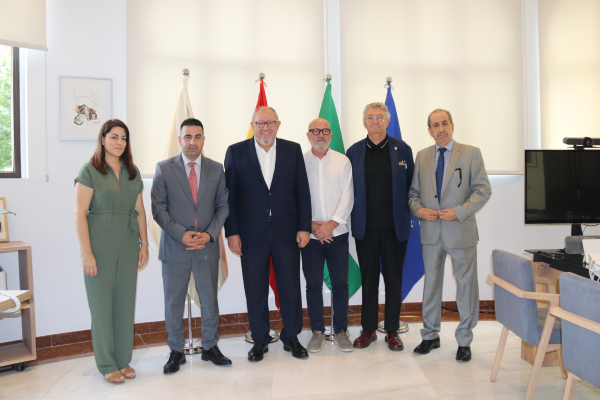 La delegación kurda junto al rector, el director de UCOidiomas y el arquitecto Pedro García del Barrio.