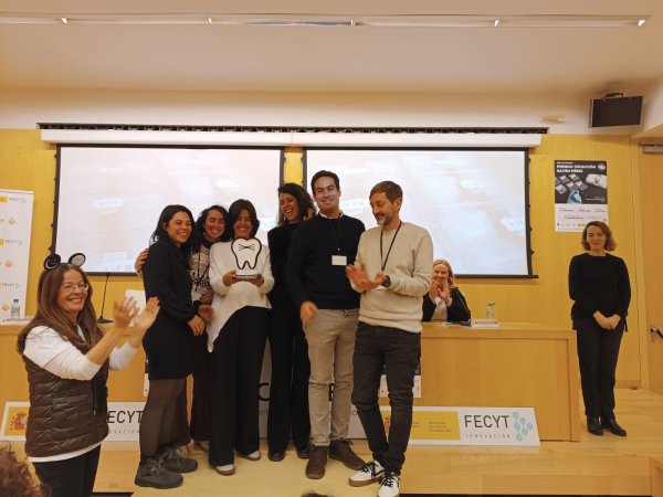 El equipo de la UCC en el momento de recoger el premio en el Cenieh