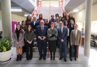 El rector junto a la decana y el personal homenajeado.