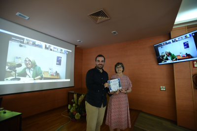 La decana de Ciencias de la Educación hace entrega del diploma a Jesús Pavón, en nombre del resto del equipo ganador.